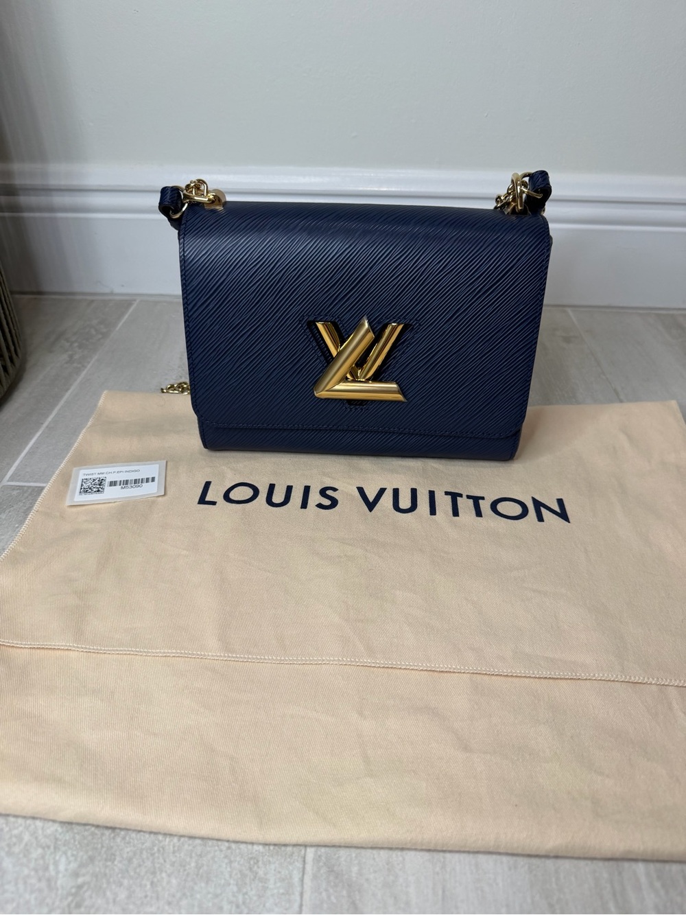 Louis Vuitton Navy Leather Twist MM Shoulder Bag with Gold Chain - Picture 9 of 12